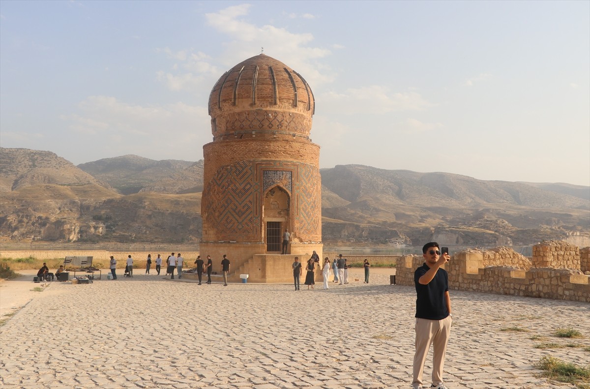Batman'ın tarihi Hasankeyf ilçesini Kurban Bayramı'nda 125 bini aşkın kişi ziyaret etti. Kurban...