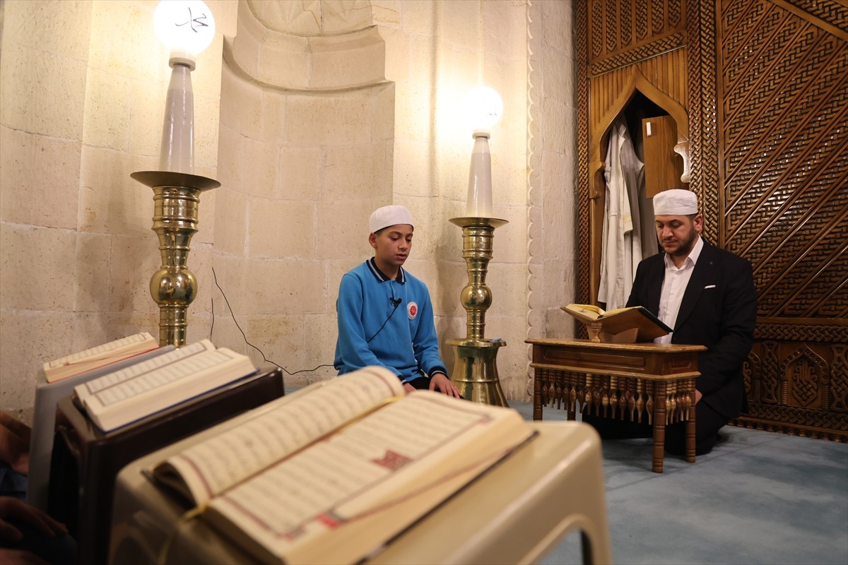 Bayburt'ta hafızlık eğitimini tamamlayan Abdulhamit Yılmaz, Kur'an-ı Kerim'i bir günde...