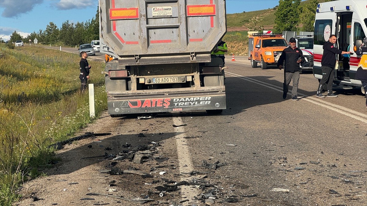 Bayburt-Erzincan kara yolunun Demirözü yol ayrımında tır ile kamyonetin çarpıştığı kazada 1 kişi...