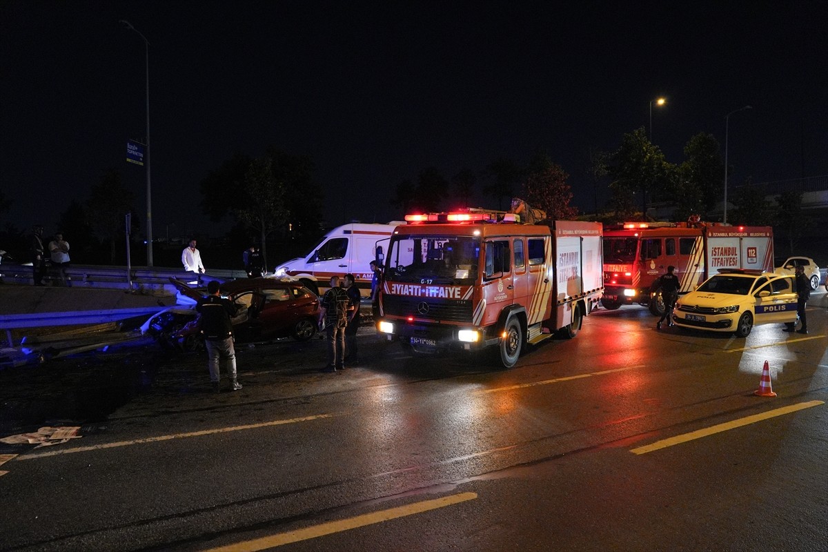 Bayrampaşa'da kontrolden çıkarak bariyerlere saplanan otomobilin sürücüsü yaralandı. Altıntepsi...