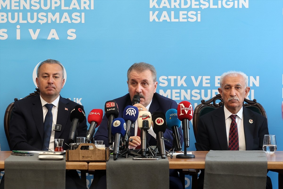 BBP Genel Başkanı Mustafa Destici (ortada), Sivas Belediyesine ait sosyal tesislerde sivil toplum...