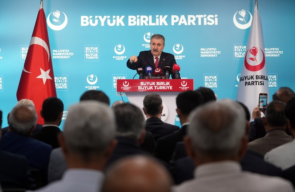 BBP Genel Başkanı Mustafa Destici, partisinin genel merkezinde düzenlediği basın toplantısında...