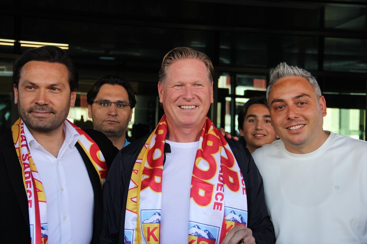 Bellona Kayserispor'un anlaşmaya vardığı Alman teknik direktör Markus Gisdol (sağ 2), Kayseri'ye...