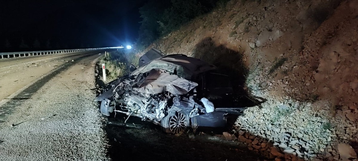  Beyşehir-Antalya karayolunda yolcu otobüsü ile çarpışan otomobilin sürücüsü hayatını...