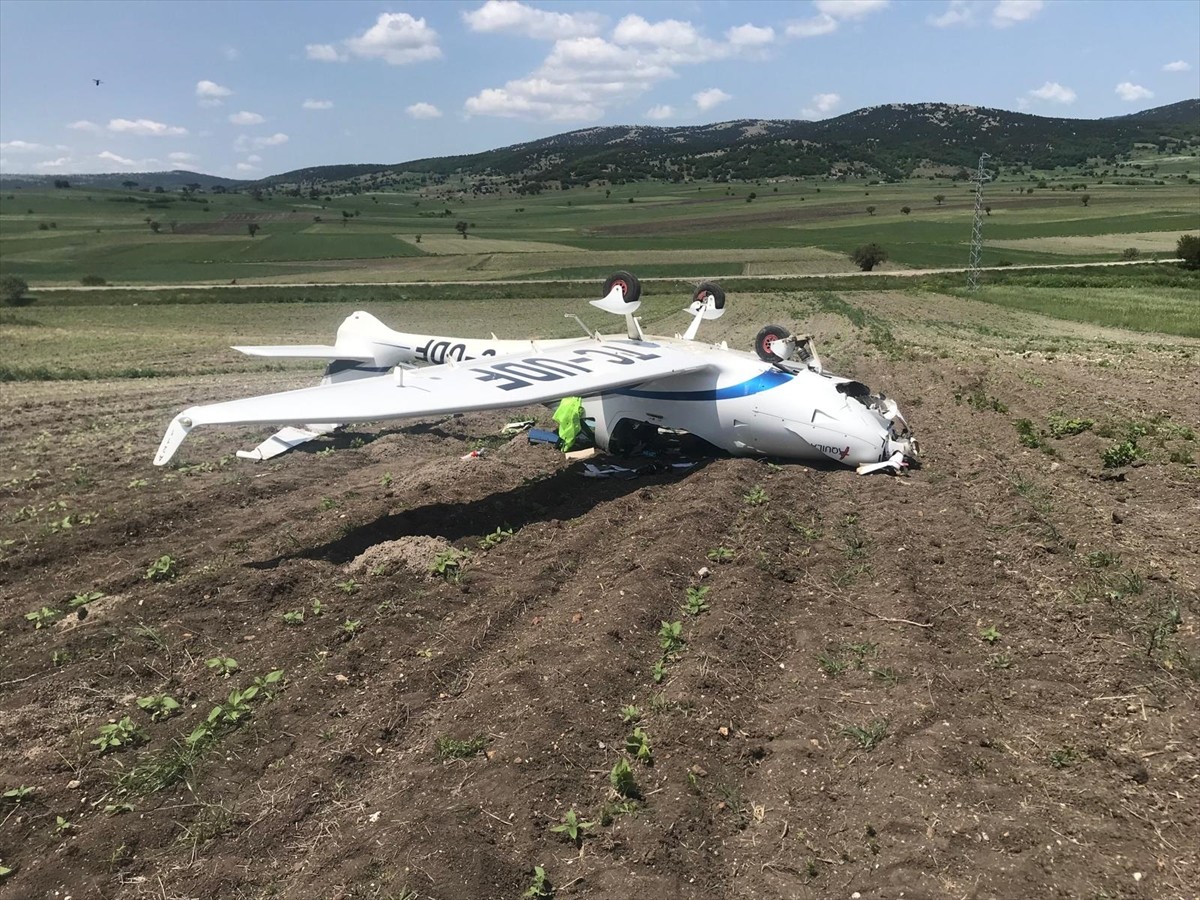 Bilecik'in Bozüyük ilçesinde tarlaya zorunlu iniş yaparken ters dönen eğitim uçağının pilotu...