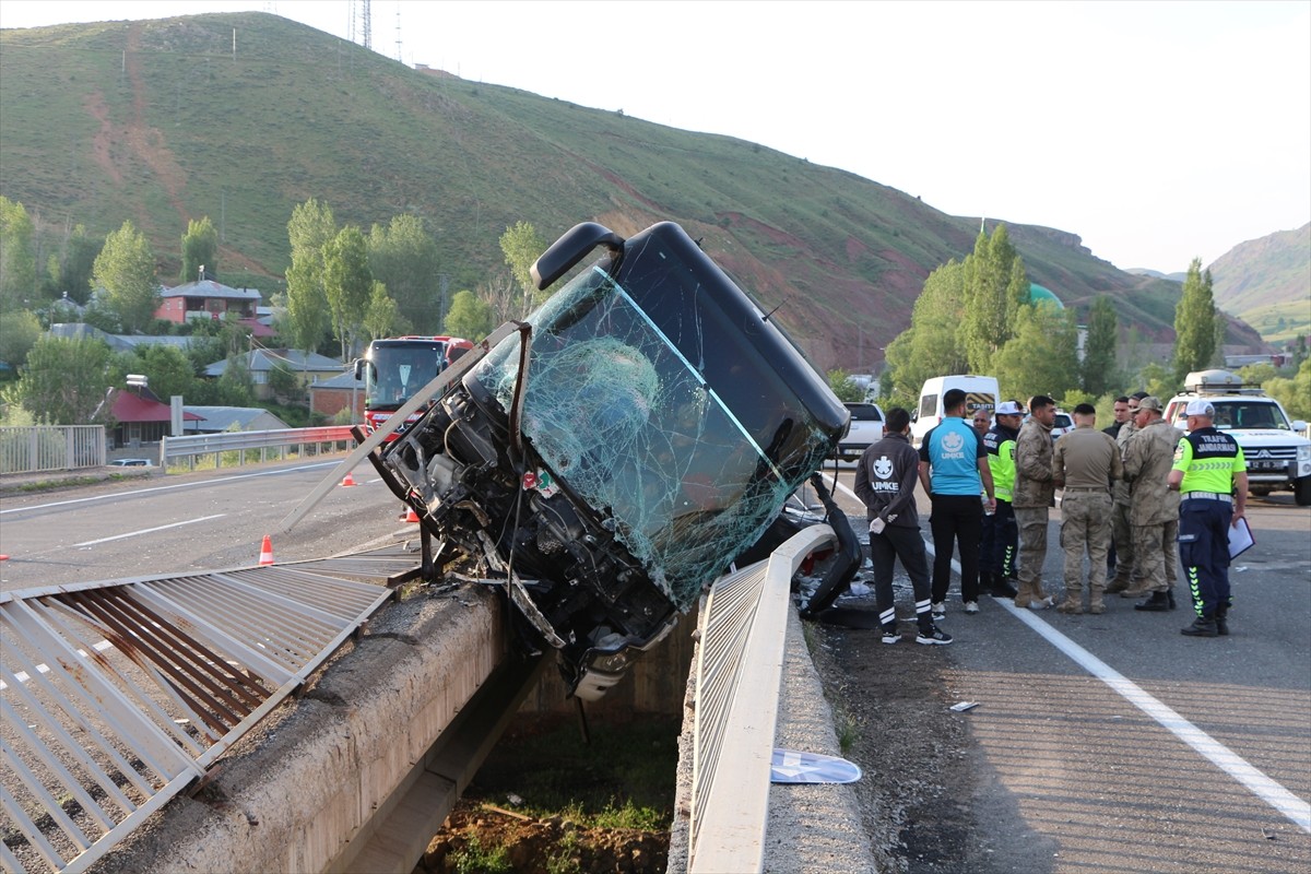 Bingöl'ün Karlıova ilçesinde yolcu otobüsünün devrilmesi sonucu 3 kişi ağır yaralandı. İhbar...