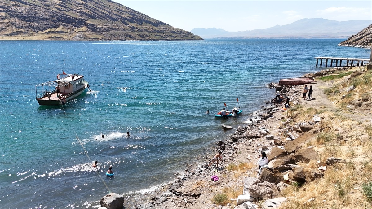 Bitlis'in Tatvan ilçesinde doğaseverler, Denizcilik ve Kabotaj Bayramı etkinlikleri kapsamında Van...