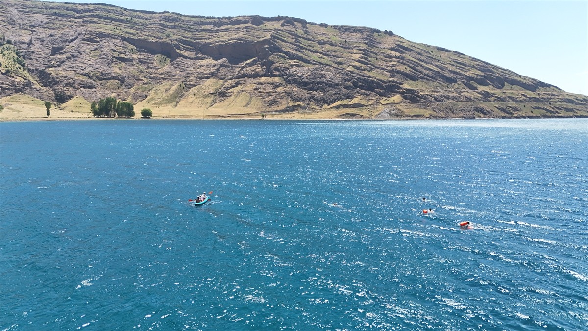 Bitlis'in Tatvan ilçesinde doğaseverler, Denizcilik ve Kabotaj Bayramı etkinlikleri kapsamında Van...