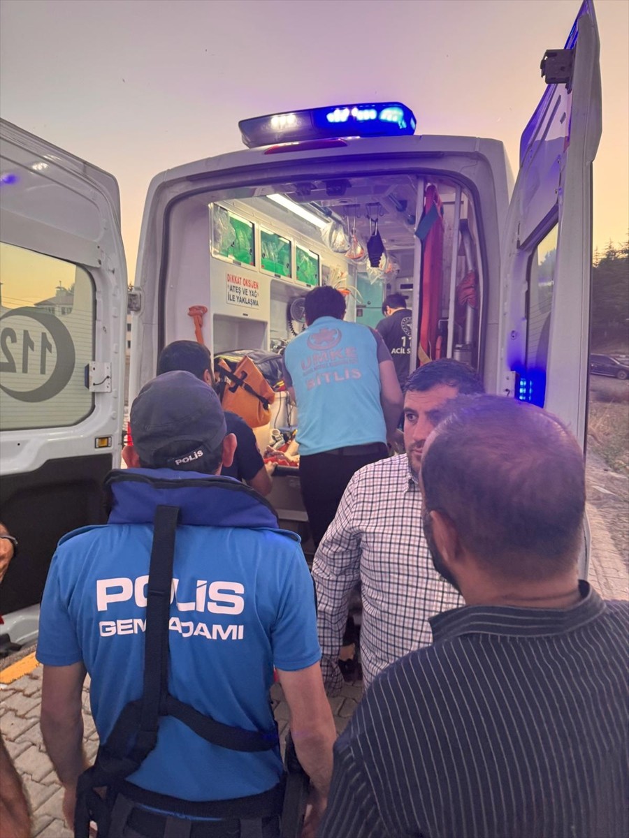 Bitlis'in Tatvan ilçesinde Van Gölü açıklarına sürüklenen genç, polis ekiplerince...