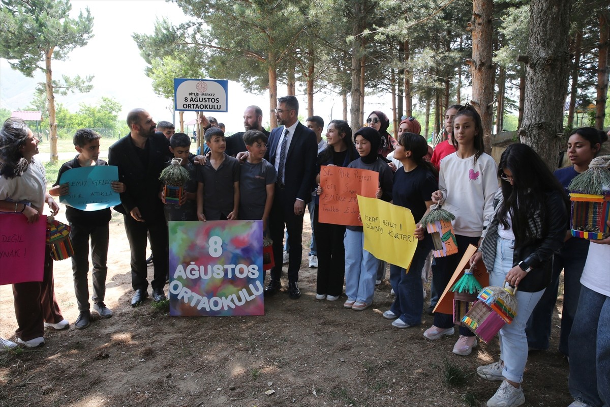 Bitlis'te 8 Ağustos Ortaokulu öğrencileri, atık su bidonu ve çeşitli malzemelerle yaptıkları kuş...