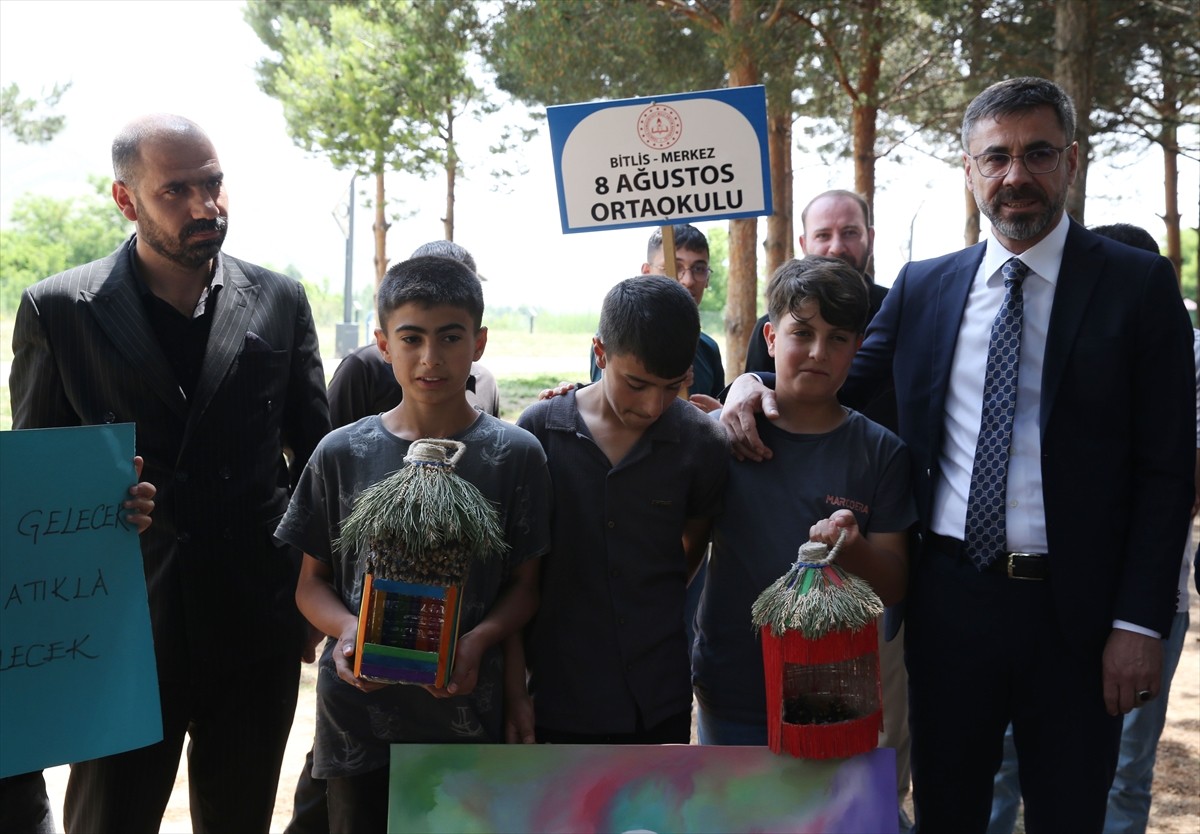 Bitlis'te 8 Ağustos Ortaokulu öğrencileri, atık su bidonu ve çeşitli malzemelerle yaptıkları kuş...