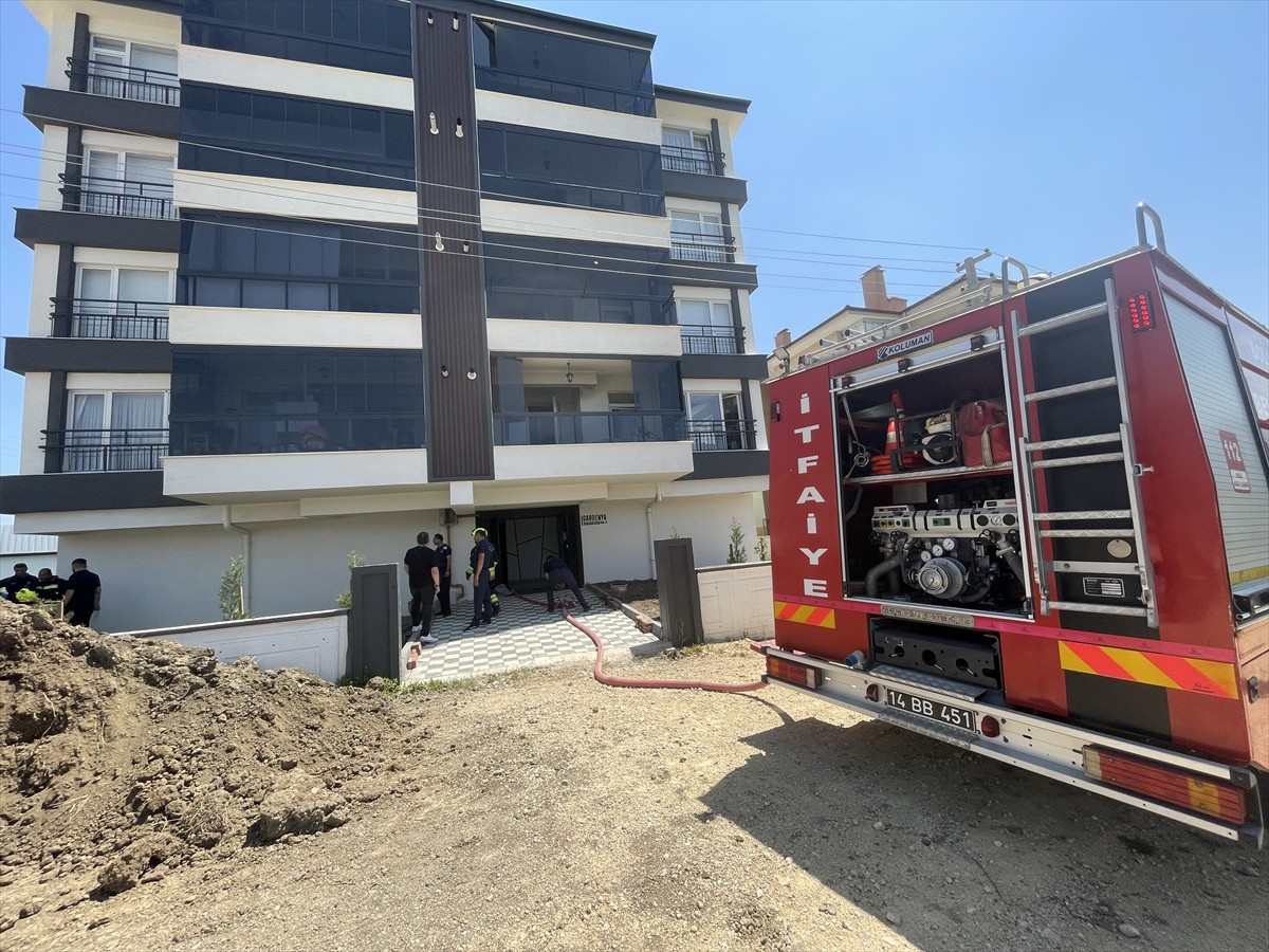 Bolu'da komşusunun evinde çıkan yangını söndürürken dumandan etkilenen kişi ambulansta tedavi...