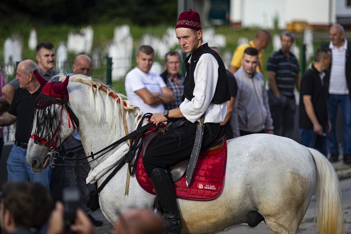 Bosna Hersek'in çeşitli şehirlerinden gelen atlılar, 515'inci Ayvaz Dede Şenlikleri'ne katılmak...