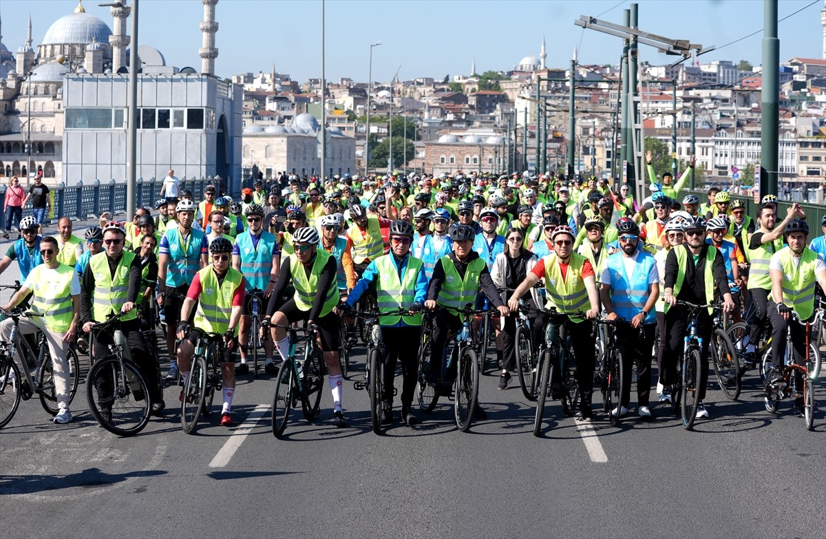 Bu yıl 12'ncisi düzenlenen Yeşilay Bisiklet Turu'nun İstanbul ayağına katılan binlerce kişi...