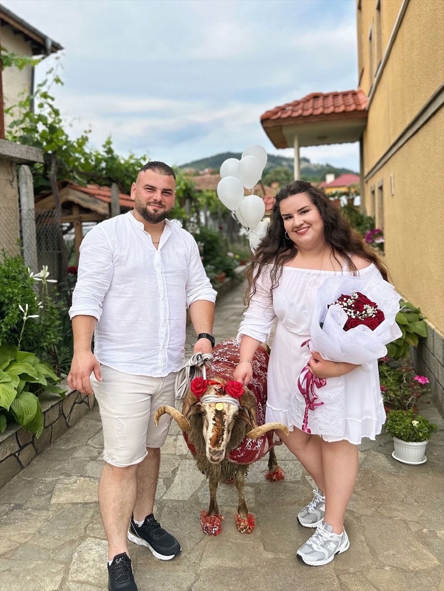 Bulgaristan'da Kırcaali şehrinin Koşukavak (Krumovgrad) ilçesinde Kurban Bayramı öncesi nişanlı...