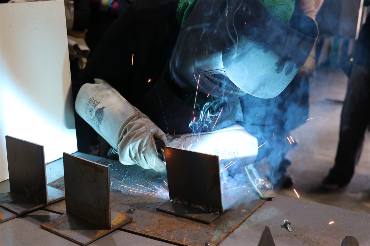 Bursa'da kaynakçılık kursunu bitiren 12 kadın kursiyere sertifikaları törenle verildi.