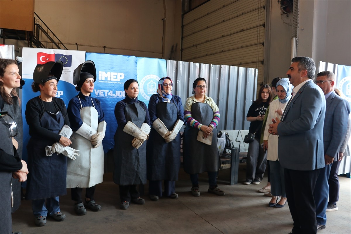 Bursa'da kaynakçılık kursunu bitiren 12 kadın kursiyere sertifikaları törenle verildi.