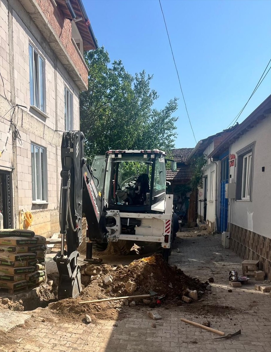 Bursa'nın İnegöl ilçesindeki kazı çalışması sırasında doğal gaz borusunun patlaması sonucu 4 kişi...