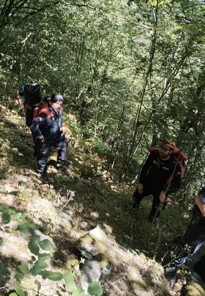 Bursa'nın Kestel ilçesinde düştüğü derede mahsur kalan kişi, helikopter destekli operasyonla...