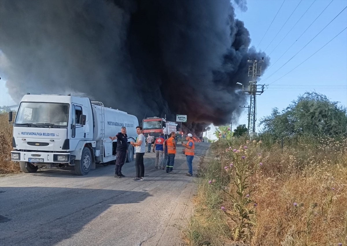 Bursa'nın Mustafakemalpaşa ilçesindeki plastik fabrikasında çıkan yangına müdahale ediliyor.