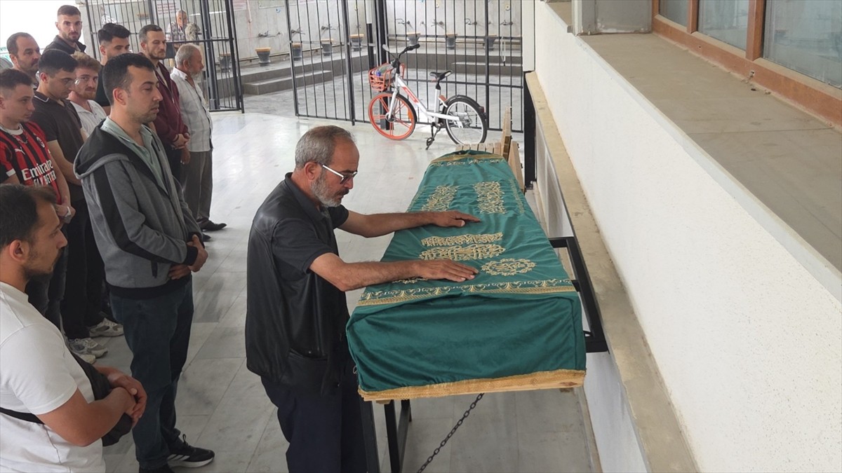 Bursa'nın Orhangazi ilçesinde, çiftlik evinde öldürülen gencin cenazesi, Muhammedül Emin...
