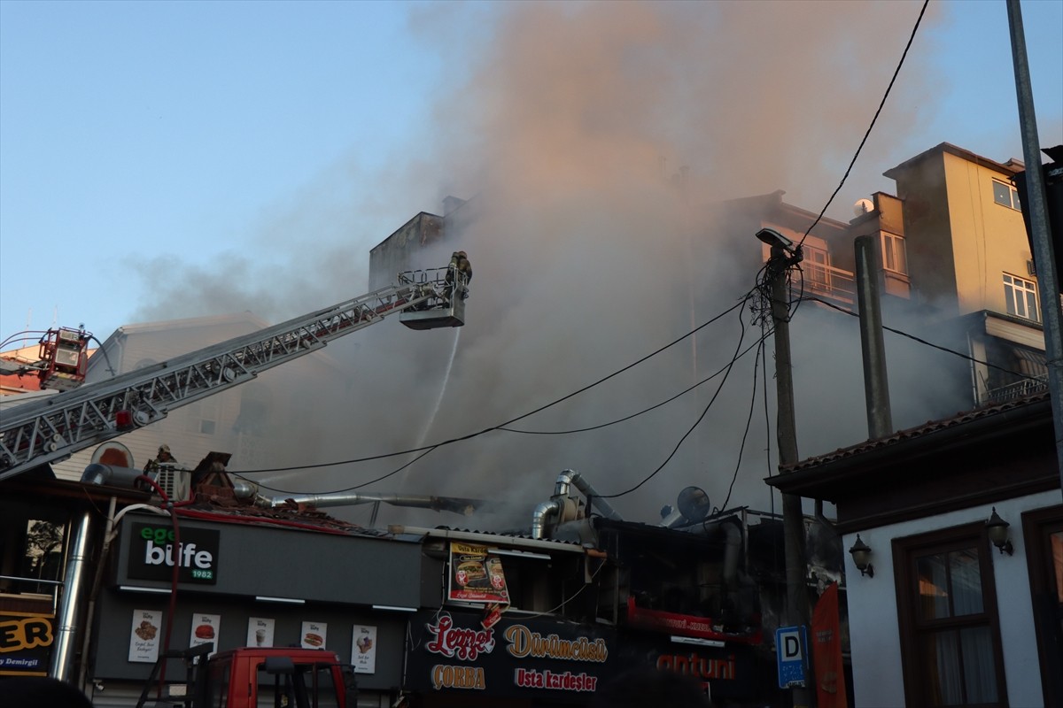 Bursa'nın Osmangazi ilçesinde bir lokantada başlayıp bitişiğindeki 3 işletme ile binaya sıçraya...