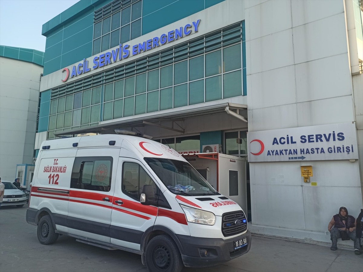 Bursa'nın Yenişehir ilçesinde, 23 kişi zehirlenme şüphesiyle hastaneye kaldırıldı.