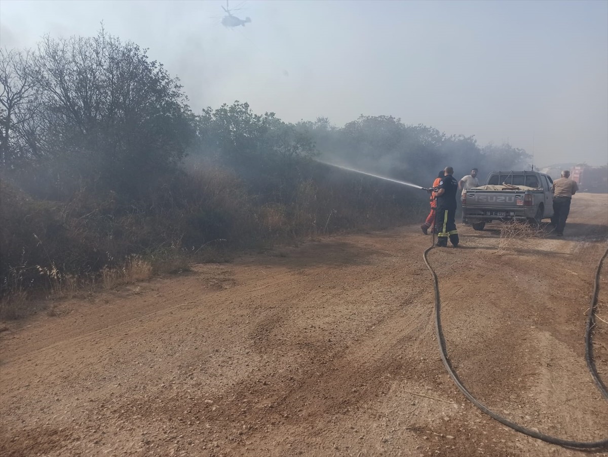 Bursa'nın Yenişehir ilçesinde anızda başlayıp ormana sıçrayan yangına havadan ve karadan müdahale...