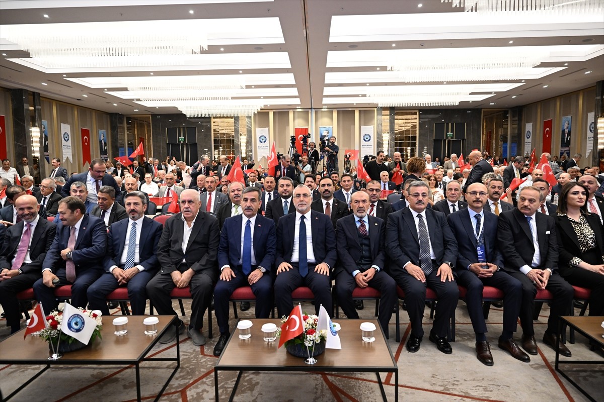 Çalışma ve Sosyal Güvenlik Bakanı Vedat Işıkhan (ortada), Türkiye Kamu-Sen 33. kuruluş yıl dönümü...