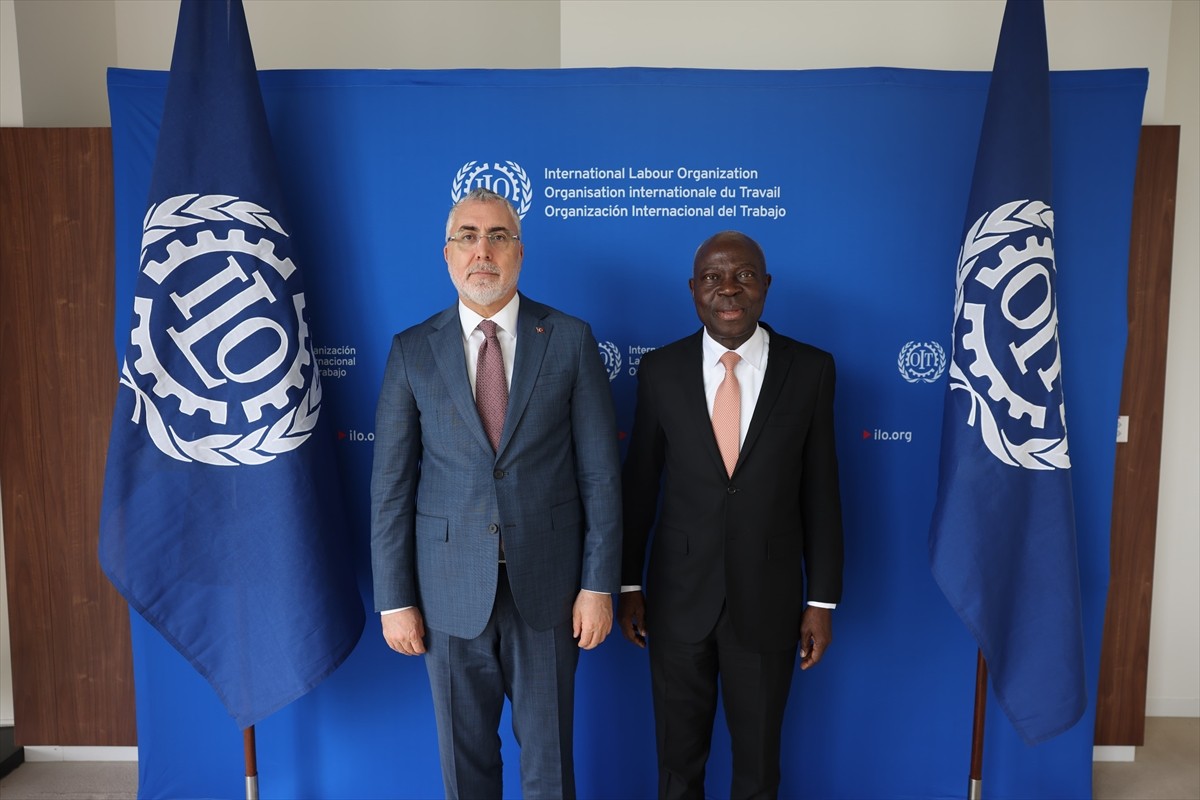Çalışma ve Sosyal Güvenlik Bakanı Vedat Işıkhan (solda), Uluslararası Çalışma Örgütü (ILO)...