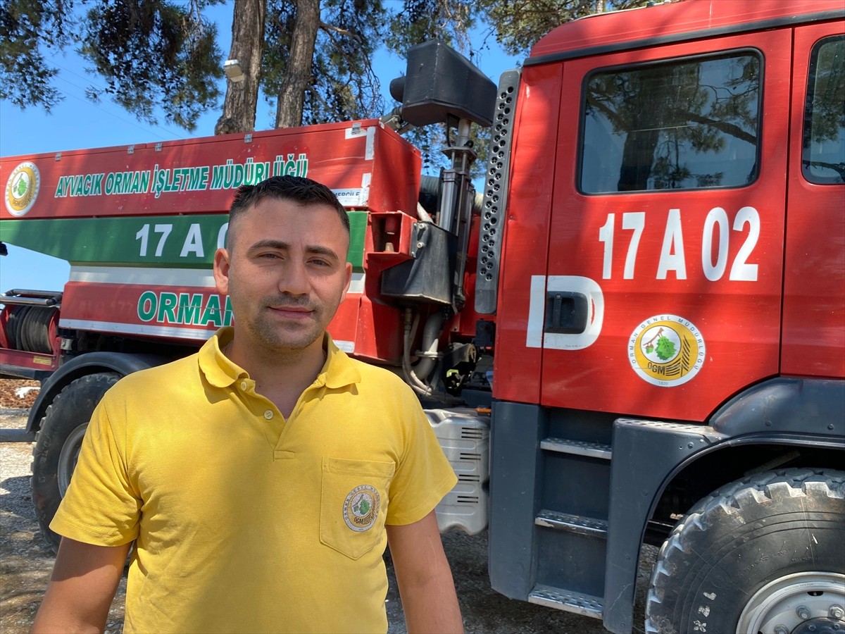 Çanakkale'nin Ayvacık ilçesindeki yangın sırasında ormanlık alanda karşısına çıkan oluklu...