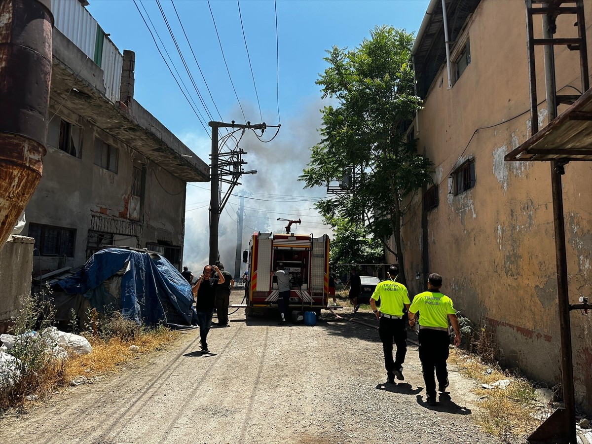 Çanakkale'nin Biga ilçesinde bir depoda başlayıp elektrik trafosuna ve araziye sıçrayan yangın...