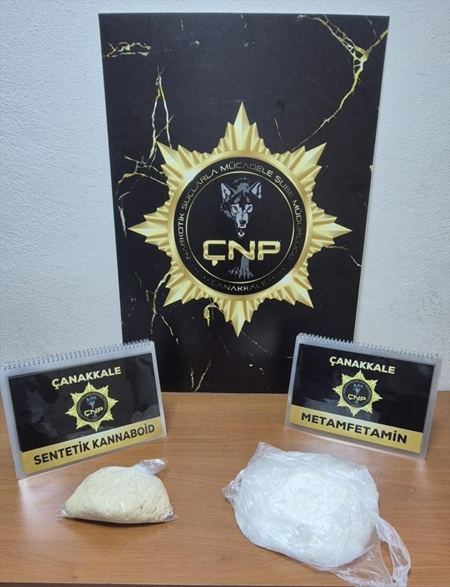 Çanakkale'nin Gelibolu ilçesinde düzenlenen uyuşturucu operasyonunda gözaltına alınan şüpheli...