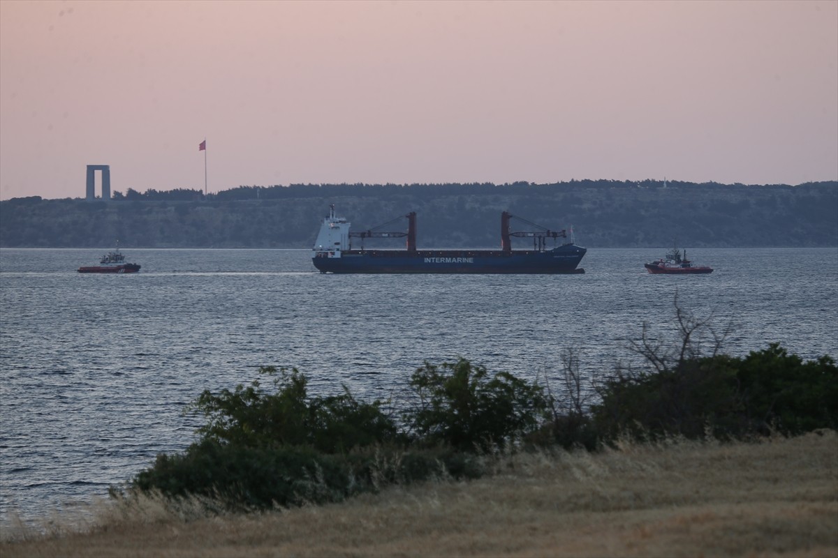 Çanakkale Boğazı'nda seyir halindeyken makine dairesinde yangın çıkan kargo gemisi kurtarılarak...