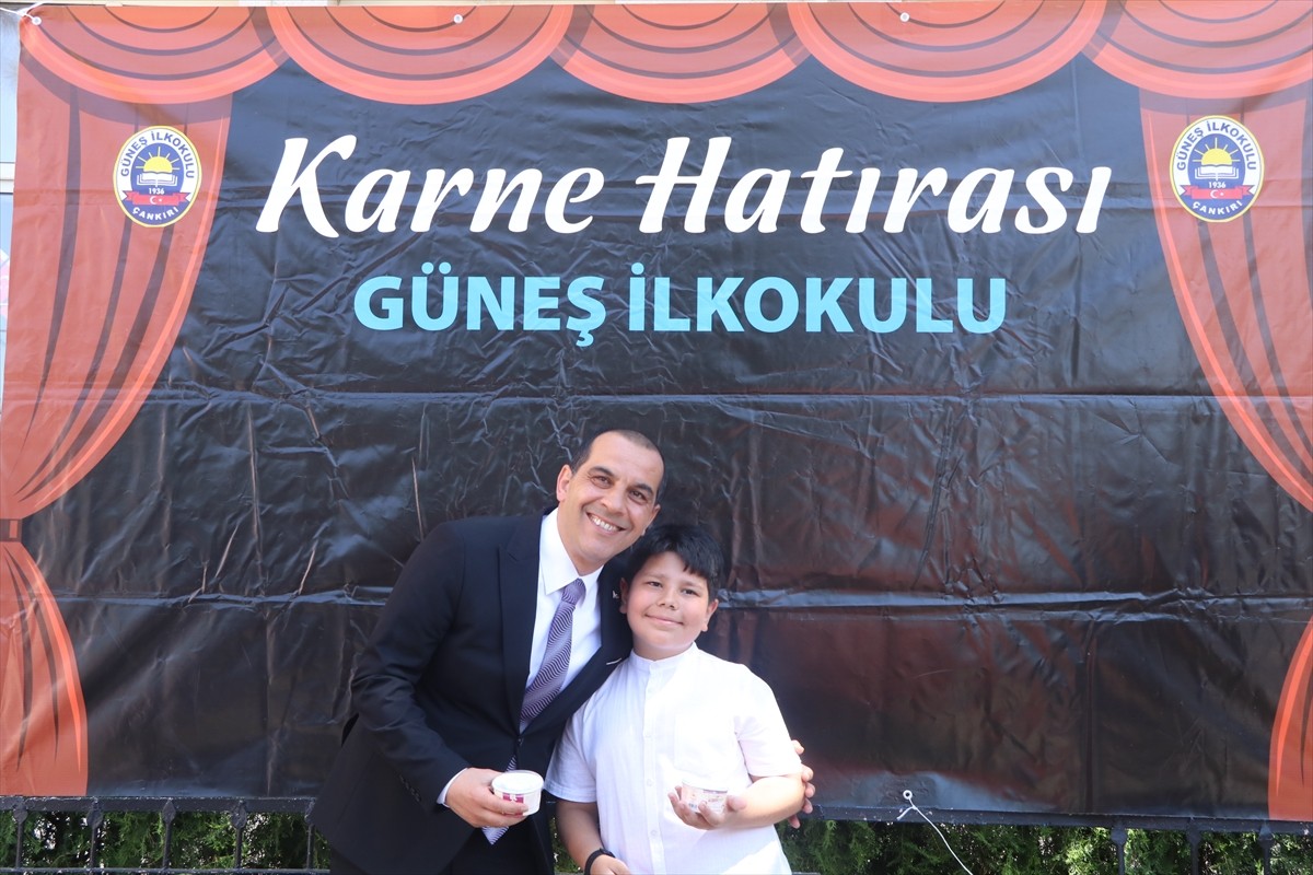 Çankırı'da 23 Nisan'da valilik makamını devralan 4. sınıf öğrencisi Yavuz Çetiner'in (sağda) karne...