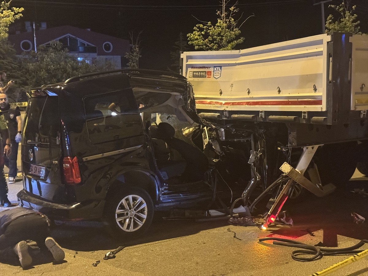 Çankırı'da tıra arkadan çarpan hafif ticari araçtaki 5 özel harekat kursu öğrencisinden 2'si öldü...