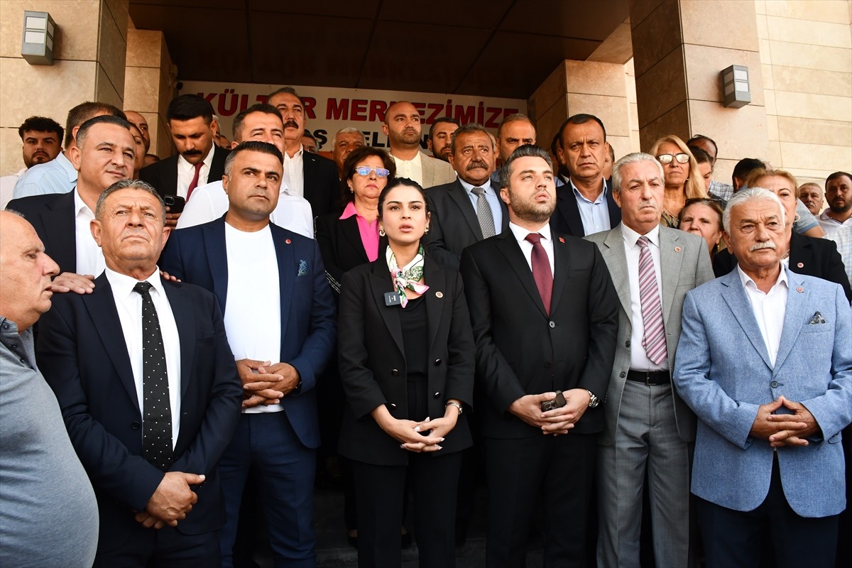 Ceyhan Belediye Başkanı Kadir Aydar'ın tutuklanıp görevden uzaklaştırılmasının ardından yapılan...