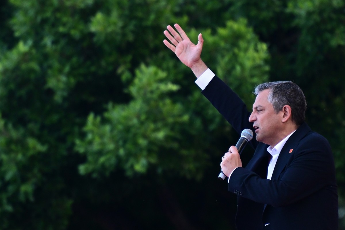 CHP Genel Başkanı Özgür Özel, Antalya'da Kepez Kent Meydanı'nda "Millet İradesine Sahip Çıkıyor"...