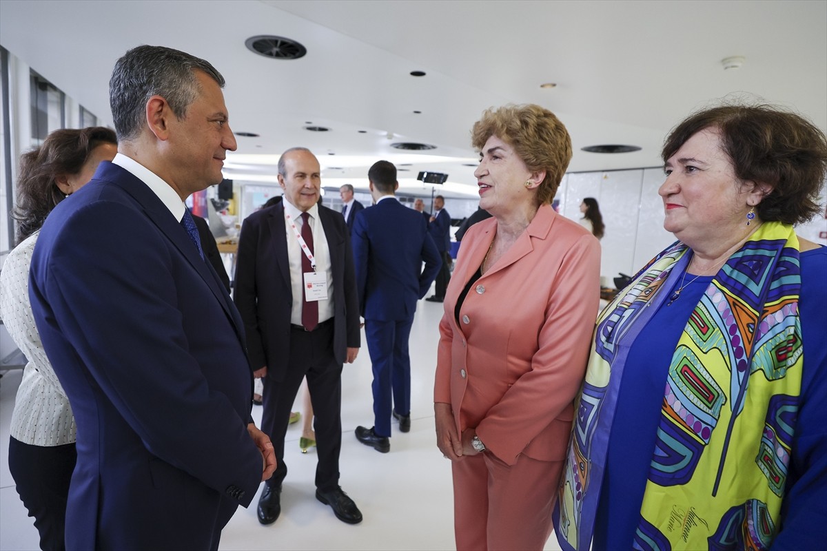 CHP Genel Başkanı Özgür Özel, Belçika'nın başkenti Brüksel'de düzenlenen Avrupa Sosyalist Partisi...