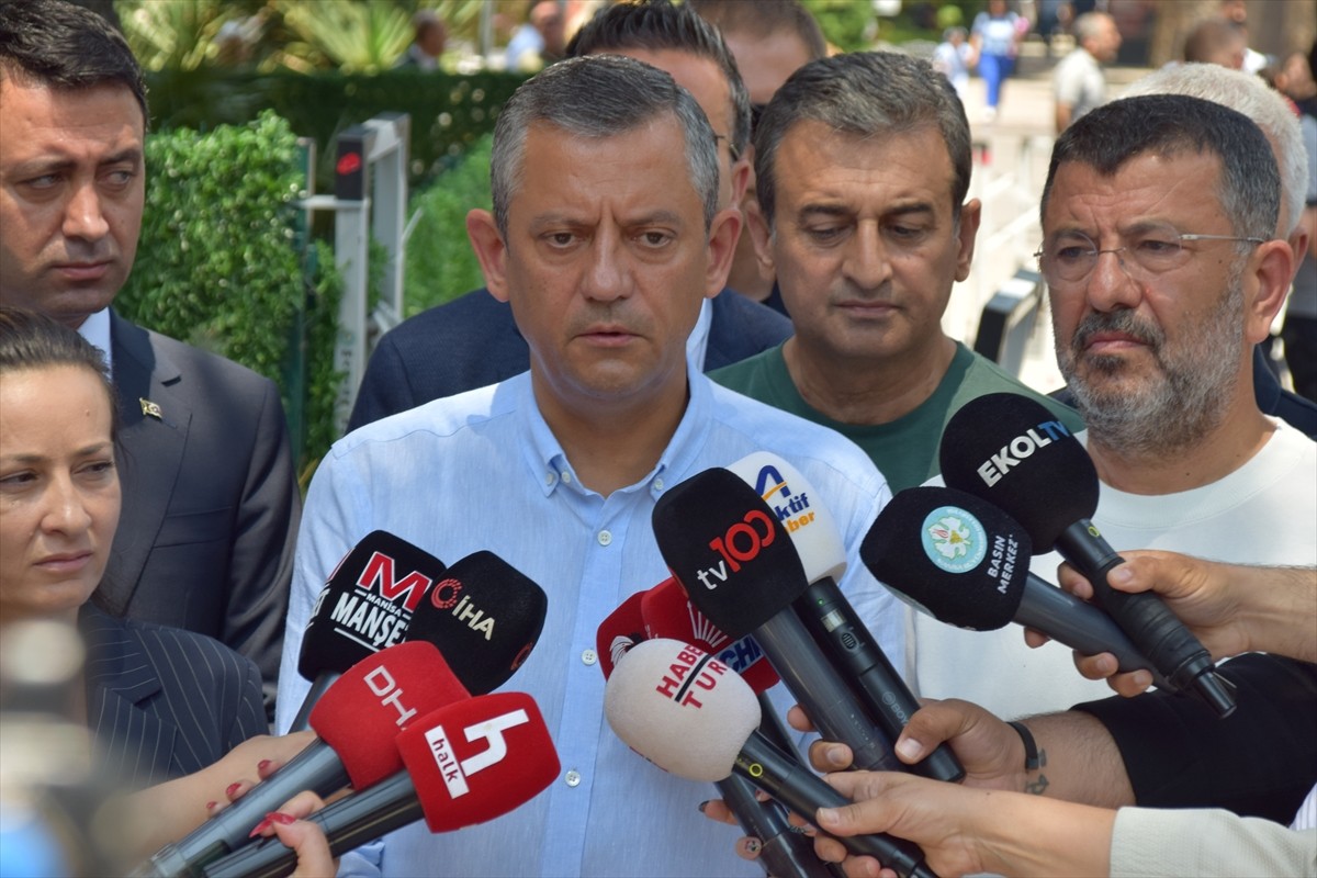 CHP Genel Başkanı Özgür Özel, hayatını kaybeden Manisa Büyükşehir Belediye Başkanı Ferdi Zeyrek'in...