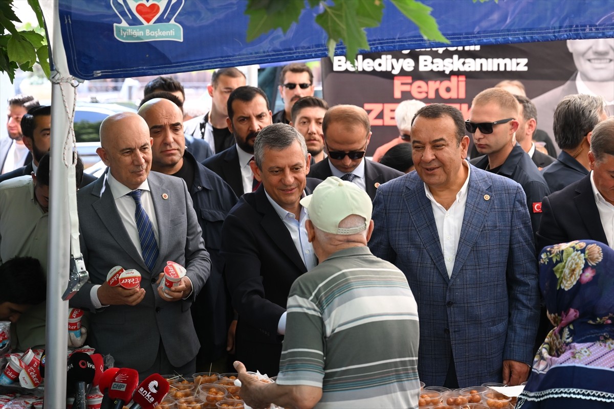 CHP Genel Başkanı Özgür Özel, hayatını kaybeden Manisa Büyükşehir Belediye Başkanı Ferdi Zeyrek...