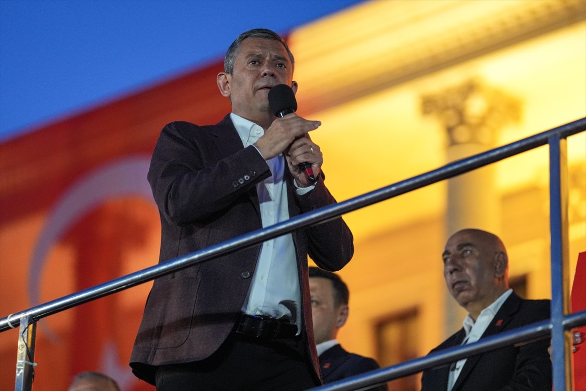 CHP Genel Başkanı Özgür Özel, İstanbul Büyükşehir Belediyesine (İBB) yönelik yolsuzluk ve terör...