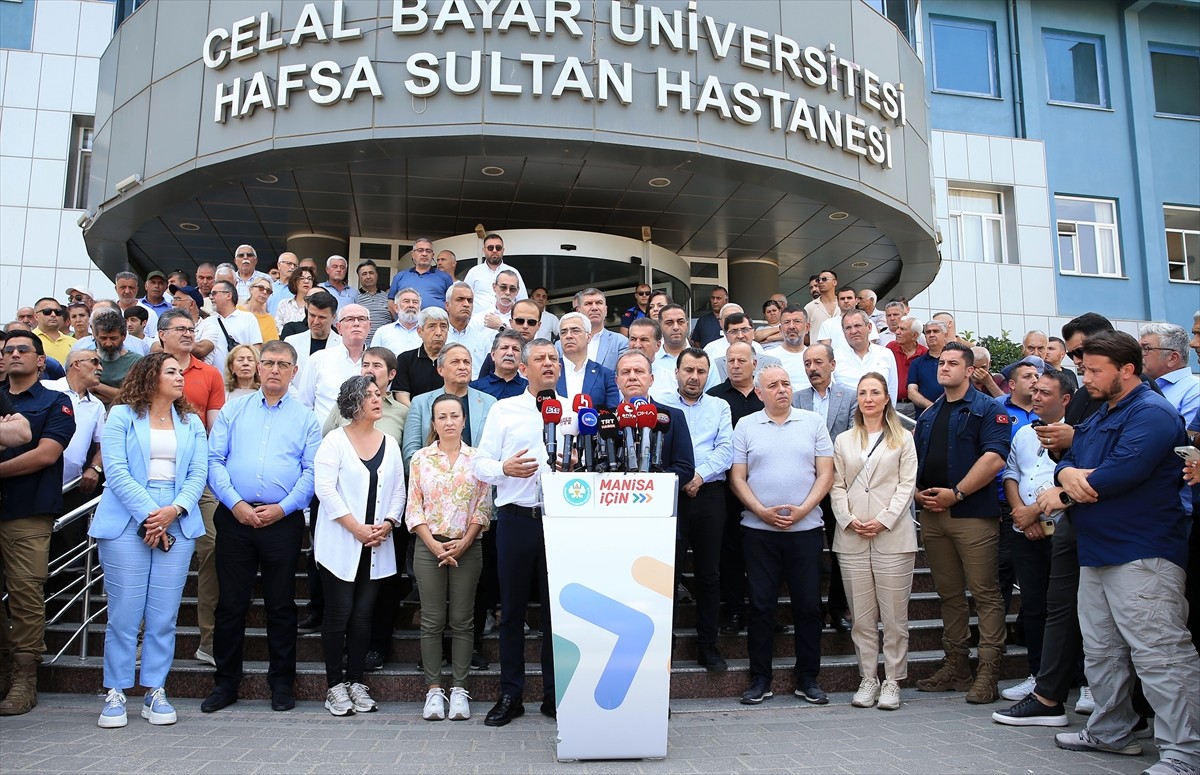 CHP Genel Başkanı Özgür Özel, Manisa Büyükşehir Belediye Başkanı Ferdi Zeyrek'in tedavisinin...