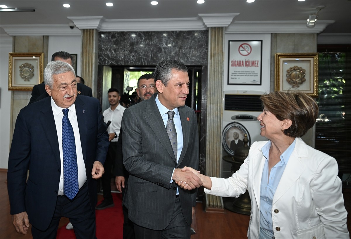 CHP Genel Başkanı Özgür Özel (sağ 2), beraberindeki partililerle Türkiye Esnaf ve Sanatkarları...