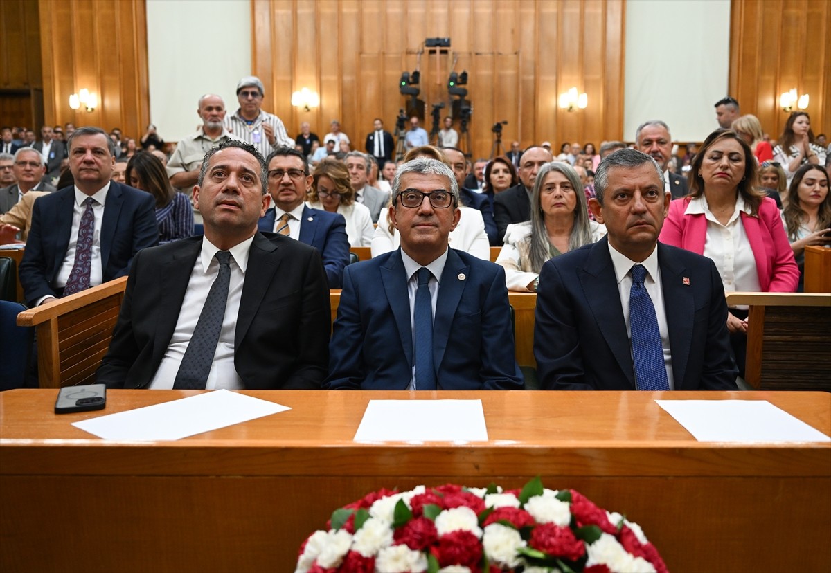 CHP Genel Başkanı Özgür Özel (sağda), partisinin TBMM Grup Toplantısı'na katılarak konuşma yaptı....