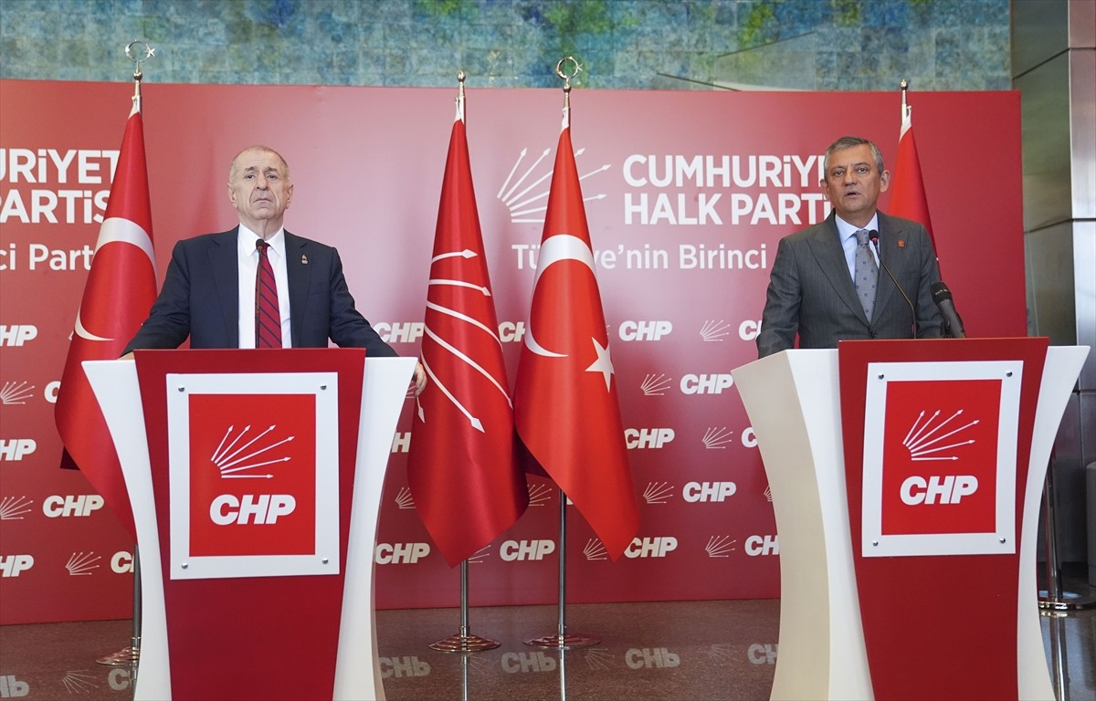 CHP Genel Başkanı Özgür Özel (sol), CHP Genel Merkezi'nde, Zafer Partisi Genel Başkanı Ümit Özdağ...