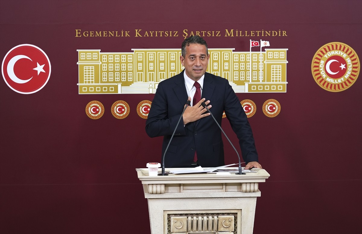 CHP Grup Başkanvekili Ali Mahir Başarır, TBMM'de düzenlediği basın toplantısında gazetecilere...