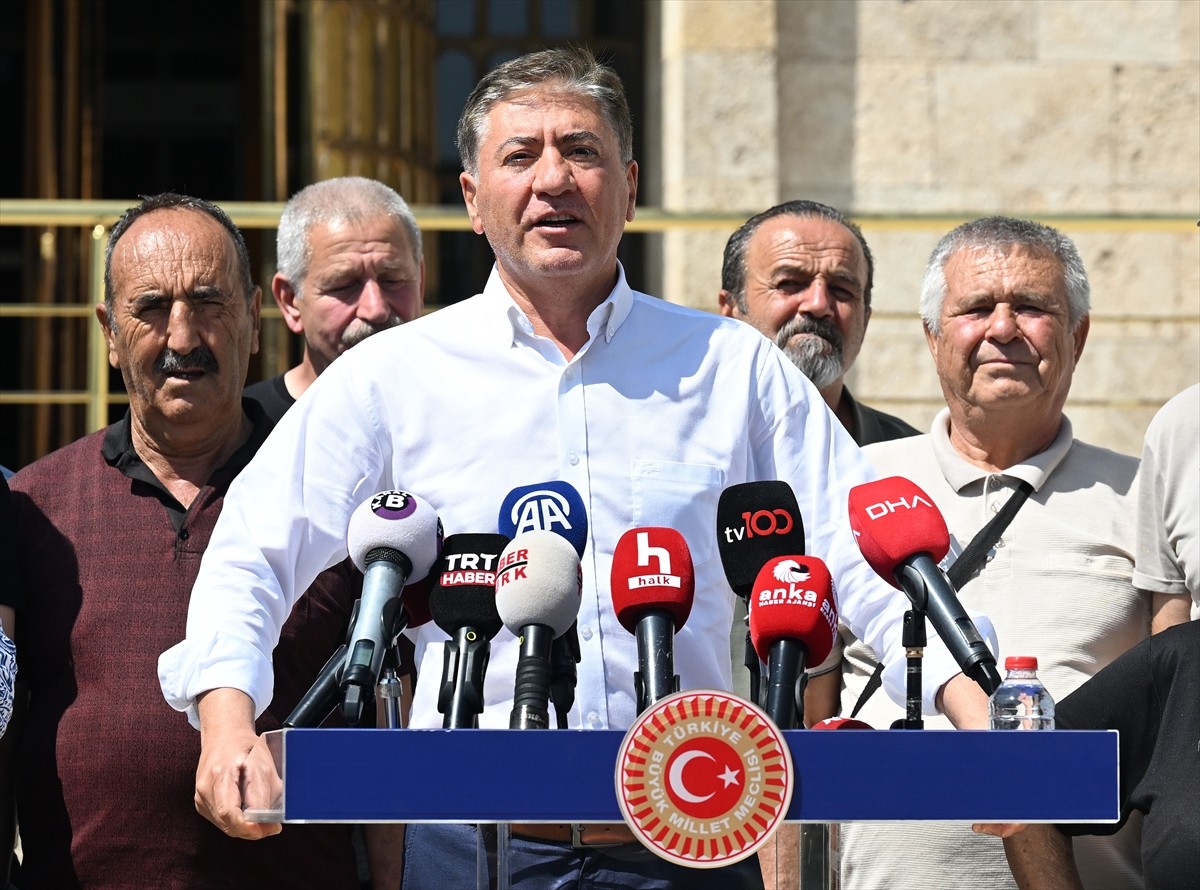 CHP Grup Başkanvekili Murat Emir, Meclis'te Muğla'dan gelen çiftçiler ve çevre savunucuları ile...