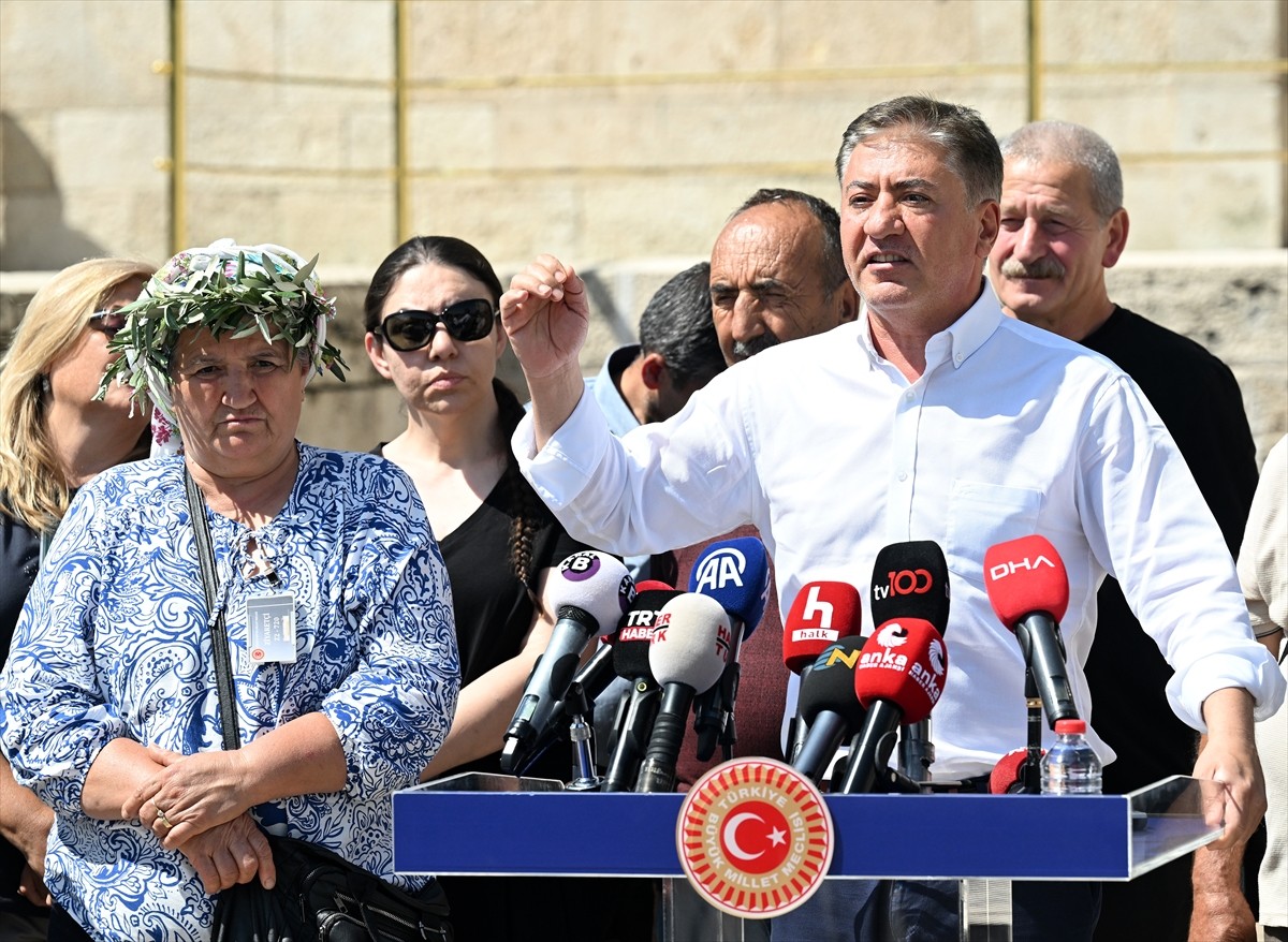 CHP Grup Başkanvekili Murat Emir, Meclis'te Muğla'dan gelen çiftçiler ve çevre savunucuları ile...