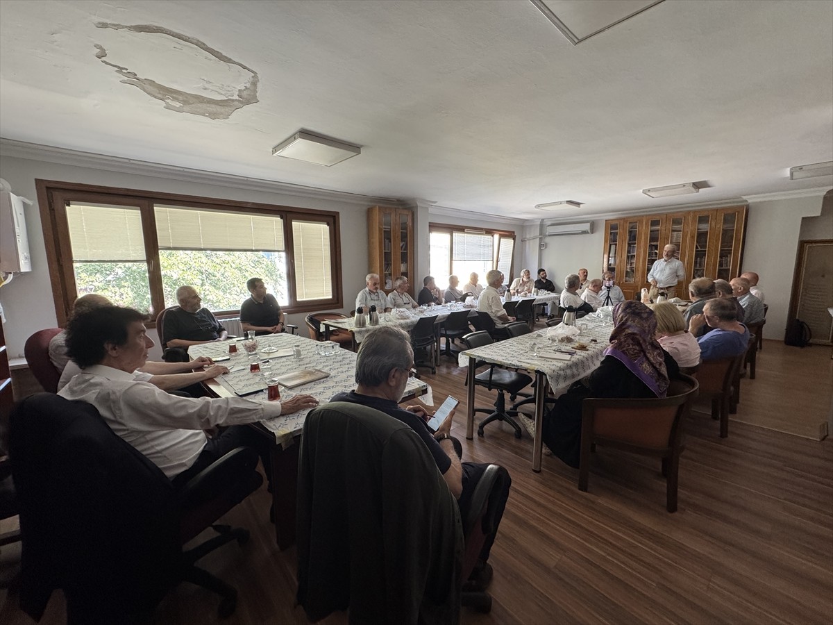 Çocuklara yönelik tiyatro çalışmalarıyla tanınan oyuncu, programcı, sunucu ve yönetmen Hüseyin...